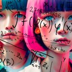 Deux visages de jeunes femmes avec des symboles de formules mathématiques