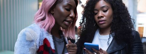 Dis-moi comment tu interagis en ligne, je te dirais quel ami tu es Capture d'écran de la série May I destroy you où deux amies regardent le même téléphone