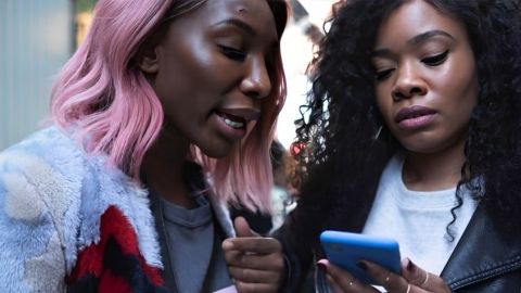 Capture d'écran de la série May I destroy you où deux amies regardent le même téléphone