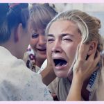 Une jeune femme crie à genoux