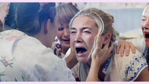 Une jeune femme crie à genoux