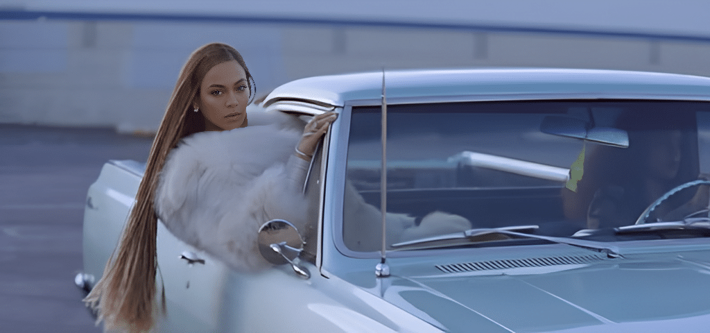 TikTok a décrété que l'esthétique mob wife serait à l'honneur cette année. Capeesh ?  Beyoncé débarque en voitutre comme une reine