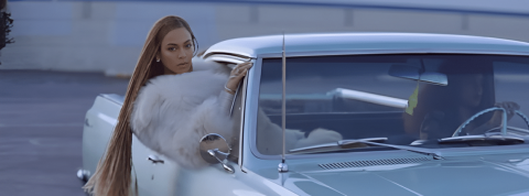 TikTok a décrété que l'esthétique mob wife serait à l'honneur cette année. Capeesh ? Beyoncé débarque en voitutre comme une reine