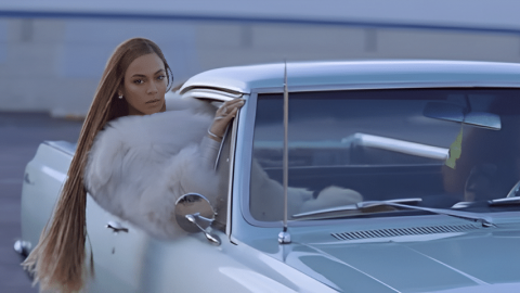TikTok a décrété que l'esthétique mob wife serait à l'honneur cette année. Capeesh ? Beyoncé débarque en voitutre comme une reine