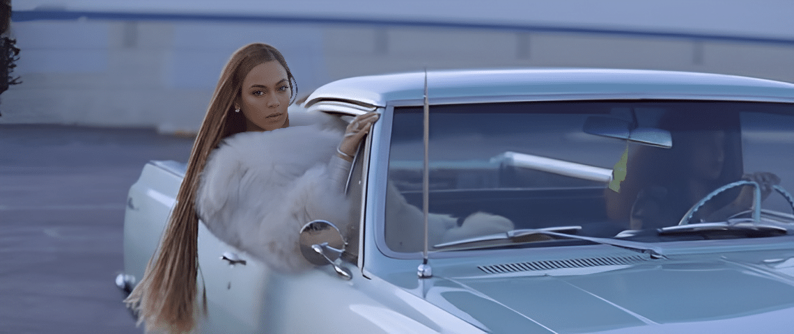 TikTok a décrété que l'esthétique mob wife serait à l'honneur cette année. Capeesh ? - L'ADN Beyoncé débarque en voitutre comme une reine