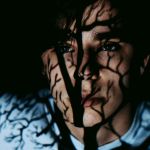 Visage avec l'ombre d'un arbre dessus