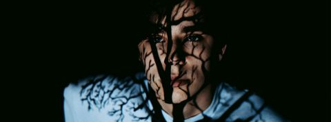 L'ombre climatique : la nouvelle approche pour évaluer son impact sur la planète Visage avec l'ombre d'un arbre dessus