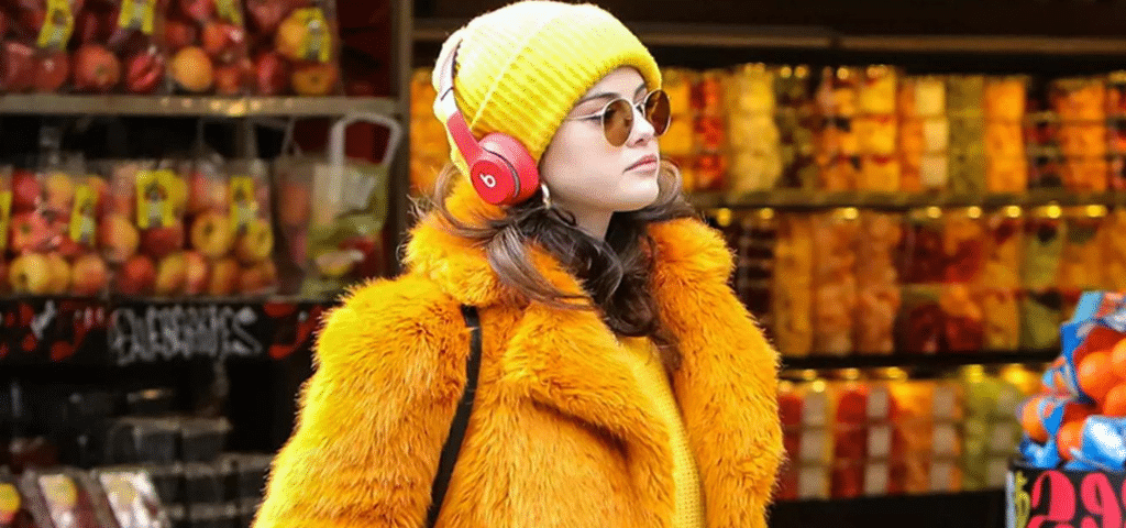 Une jeune fille en jaune dans les rues de New York