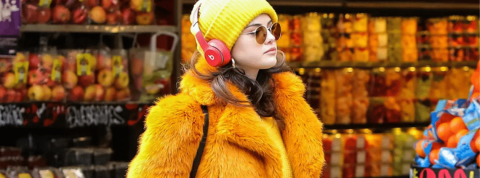 Only Murders in the Building Une jeune fille en jaune dans les rues de New York