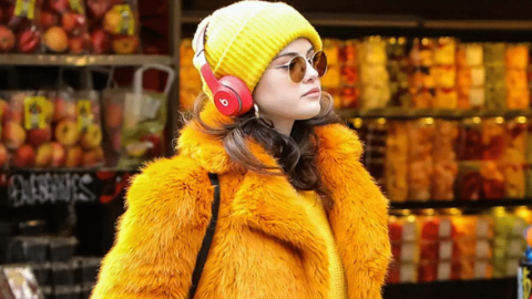 Une jeune fille en jaune dans les rues de New York