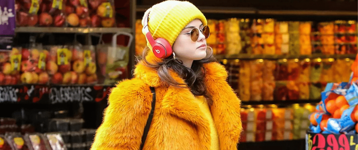 Only Murders in the Building - L'ADN Une jeune fille en jaune dans les rues de New York