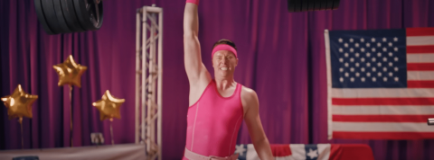 paswoke une homme en maillot rose soulève une althère