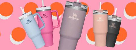 La « Stanley Cup » est-elle le nouveau tote bag Des Stanley cups de différentes couleur sur un fond pop rose et orange