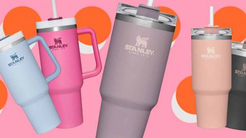 Des Stanley cups de différentes couleur sur un fond pop rose et orange