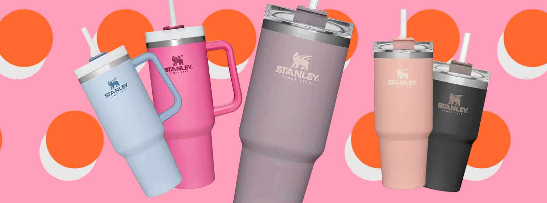 Des Stanley cups de différentes couleur sur un fond pop rose et orange