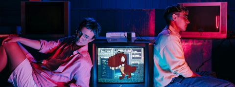 Comment le Raptor Dissident a embrigadé toute une génération de collégiens sur YouTube deux teenagers à côté d'une télé avec le Raptor