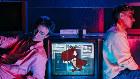 deux teenagers à côté d'une télé avec le Raptor