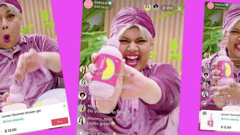 Une femme présent un produit sur le TikTokshop aux Usa