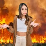 Jeune femme sceptique devant un incendie