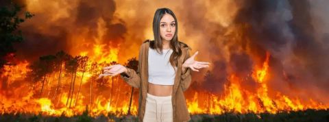 les adolescents seraient influencés par une nouvelle génération de contenus de « déni climatique ». Jeune femme sceptique devant un incendie