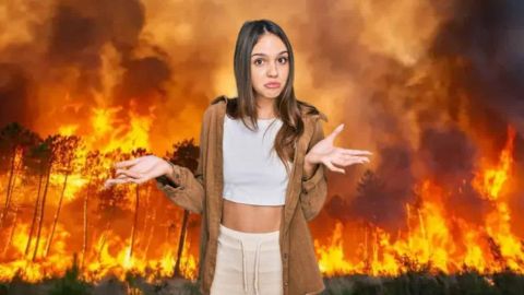 Jeune femme sceptique devant un incendie