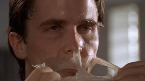 Christian Bale dans American Psycho enlève son masque de beauté