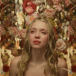 Une jeune fille blonde en pleurs