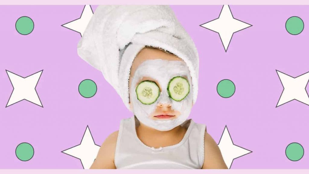 Un bébé avec un masque de crème sur le visage