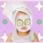 Un bébé avec un masque de crème sur le visage
