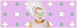 Un bébé avec un masque de crème sur le visage