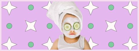 Qui sont les mamans serum, fans des cosmétiques pour enfants ? Un bébé avec un masque de crème sur le visage