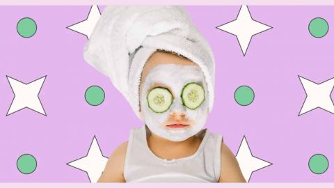 Un bébé avec un masque de crème sur le visage