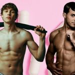 Deux hommes musclés sur fond rose avec des pilules de compléments alimentaires