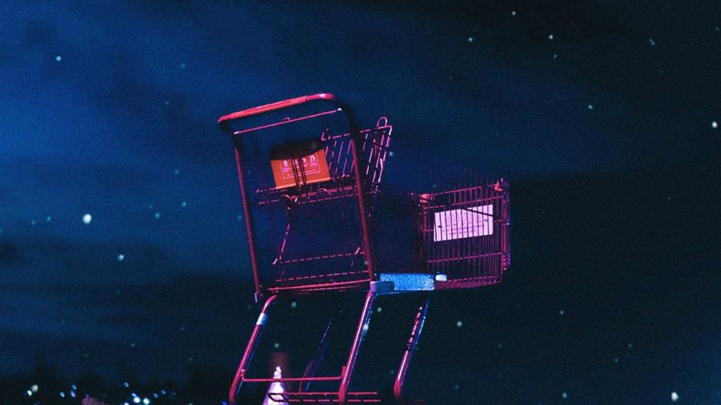 Un caddie vide la nuit sous les étoiles