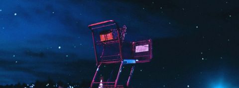 Un caddie vide la nuit sous les étoiles