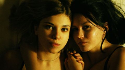 L’algorithme TikTok a découvert que j’étais lesbienne avant moi » Deux jeunes amoureuses enlacées