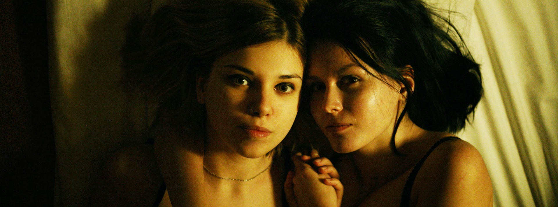 Deux jeunes amoureuses enlacées