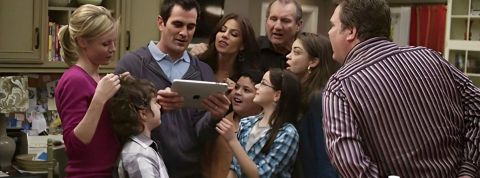 Parentalité numérique : devinez qui doit se taper tout le boulot ? Une scène de Modern family