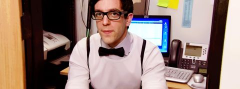 Les licensiements filmés fatiguent les managers Un employé à son bureau