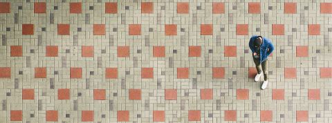 Les NEETs, ces jeunes qui seraient trop pauvres pour travailler Un jeune seul