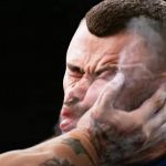 une homme se prend une grosse gifle