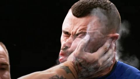 une homme se prend une grosse gifle