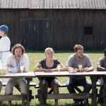 Une grande réunion de personnes discutant en plein air