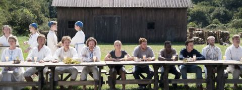 Les Capitalistes Anonymes : parler pour guérir de nos addictions à l'ultra consommation Une grande réunion de personnes discutant en plein air