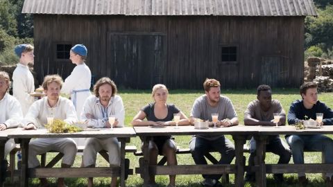 Une grande réunion de personnes discutant en plein air