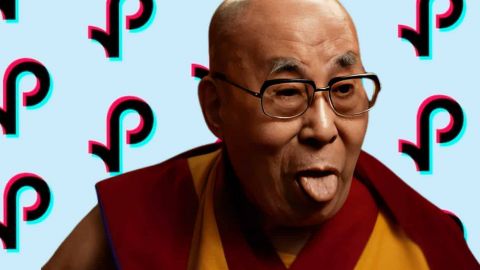 Le Dalai Lama tire la langue