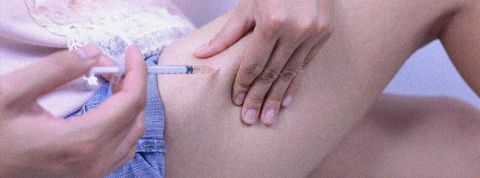 - J'avais l'impression de me droguer en cachette - Une personne en train de se faire une piqure dans la cuisse