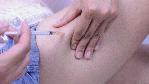 Une personne en train de se faire une piqure dans la cuisse