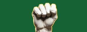 Un poing fermé sur fond vert
