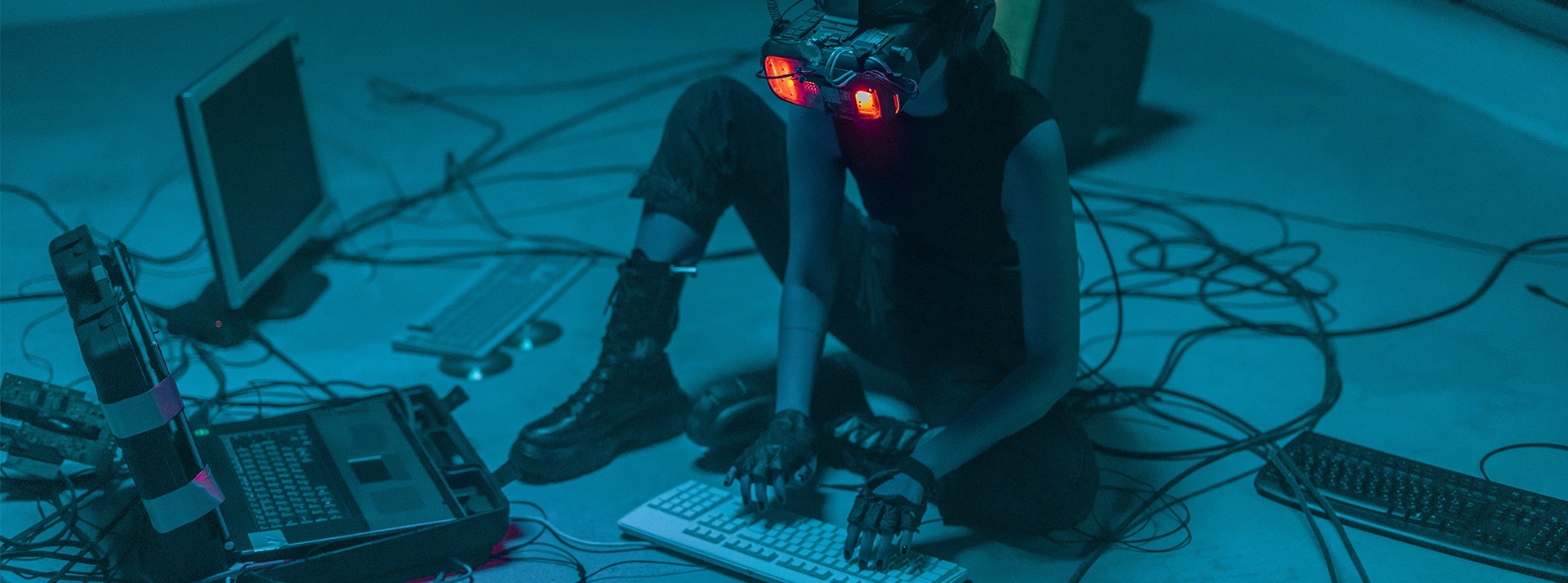 La fin des nouvelles technologies est une question de décennies - L'ADN pollution numérique : une femme assise avec un casque VR et entourée de cables
